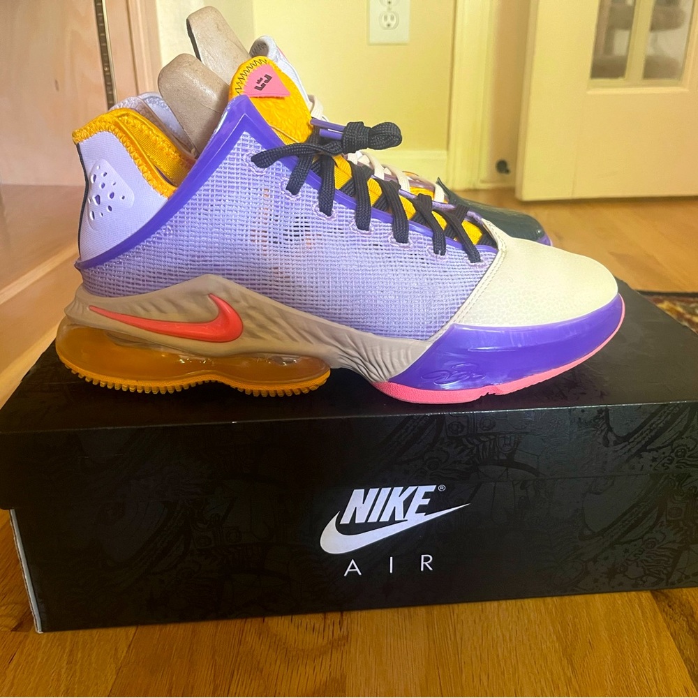 Lebron 19 LOW mismatch IN Box (Men’s 9)
